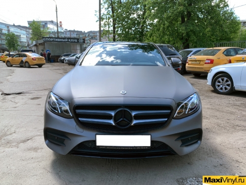 Полная оклейка Mercedes-Benz E class в серый матовый металлик 