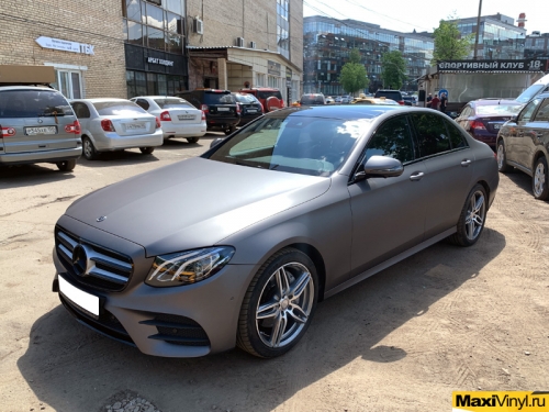 Полная оклейка Mercedes-Benz E class в серый матовый металлик 