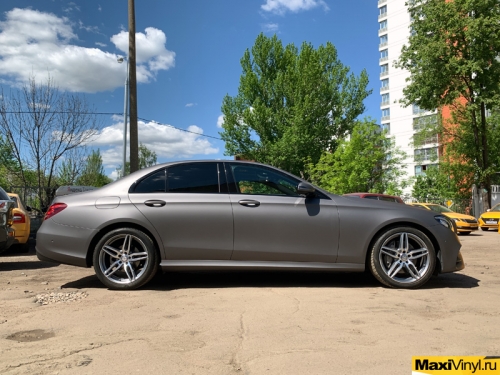 Полная оклейка Mercedes-Benz E class в серый матовый металлик 