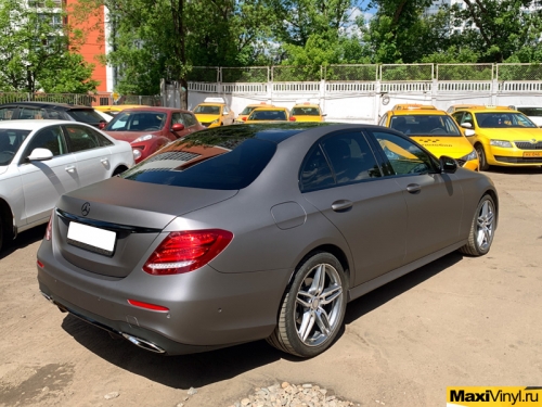 Полная оклейка Mercedes-Benz E class в серый матовый металлик 