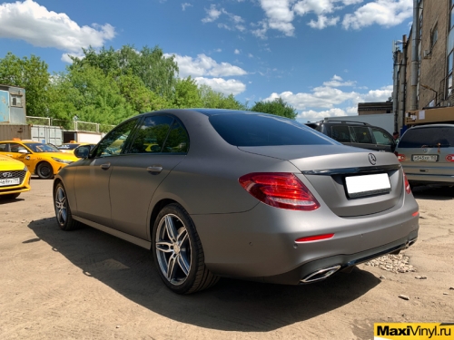Полная оклейка Mercedes-Benz E class в серый матовый металлик 