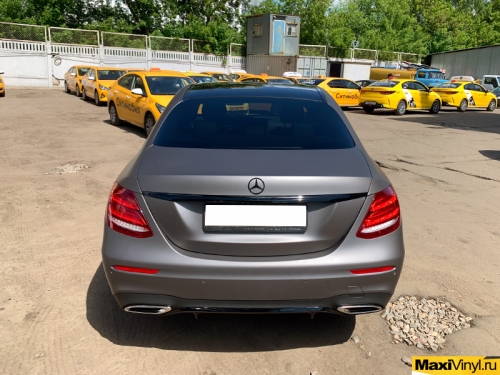 Полная оклейка Mercedes-Benz E class в серый матовый металлик 