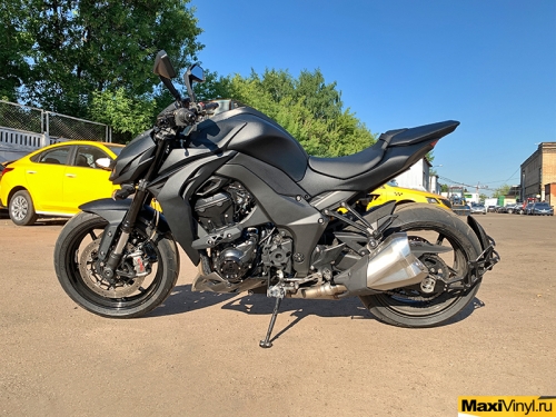 Полная оклейка мотоцикла Kawasaki Z1000R в чёрную текстуру