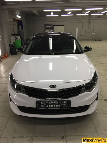 Полная оклейка белой глянцевой пленкой KIA Optima