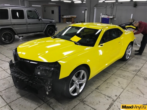 Полная оклейка Chevrolet Camaro желтой пленкой Avery