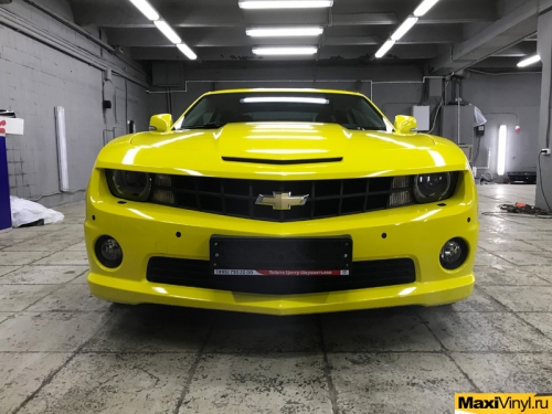 Полная оклейка Chevrolet Camaro желтой пленкой Avery