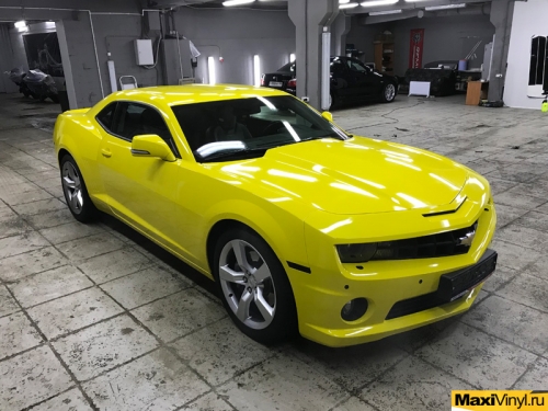 Полная оклейка Chevrolet Camaro желтой пленкой Avery