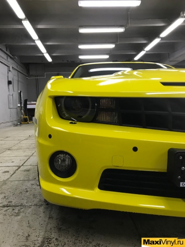 Полная оклейка Chevrolet Camaro желтой пленкой Avery