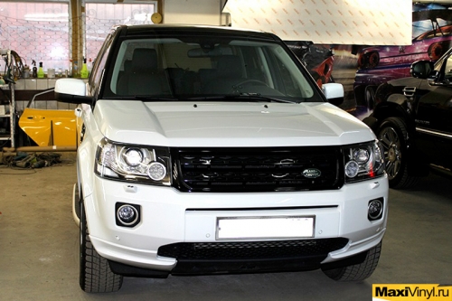 Оклейка верхней части Land Rover Freelander в черный глянец