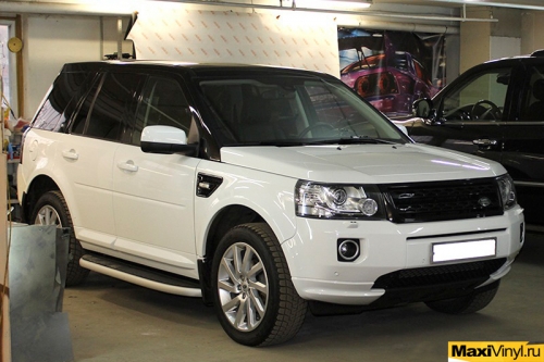 Оклейка верхней части Land Rover Freelander в черный глянец