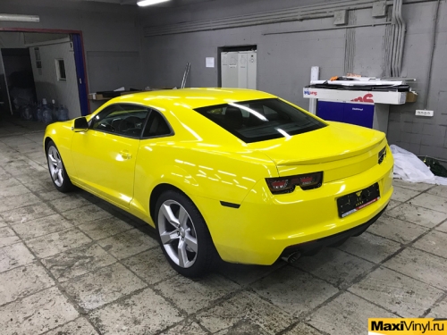 Полная оклейка Chevrolet Camaro желтой пленкой Avery