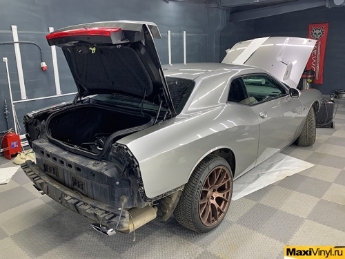 Полная оклейка Dodge Challenger в серебристый металлик