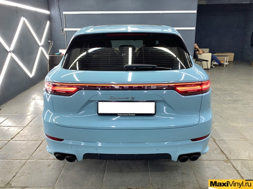 Полная оклейка Porsche Cayenne в голубой глянец