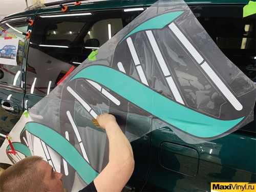 Брендирование Kia Carnival для клиники DiS