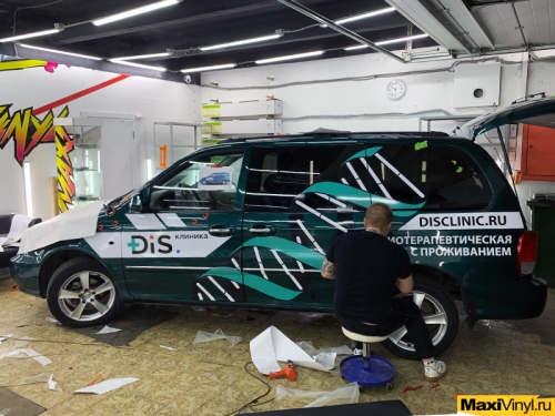 Брендирование Kia Carnival для клиники DiS