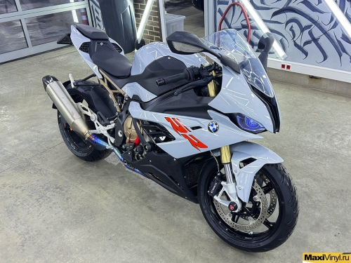 Оклейка мотоцикла BMW S1000RR в черный металлик