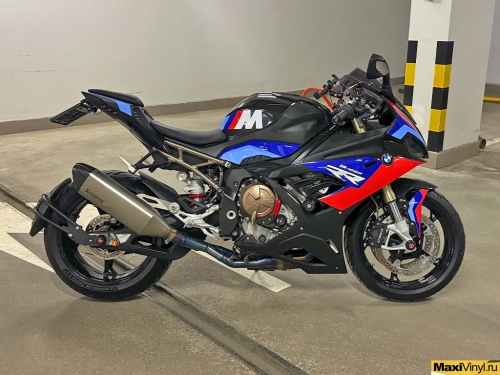 Оклейка мотоцикла BMW S1000RR в черный металлик