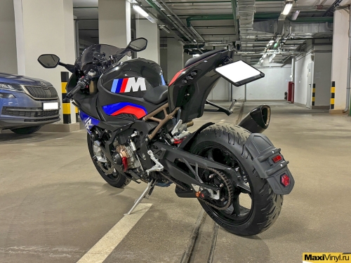 Оклейка мотоцикла BMW S1000RR в черный металлик