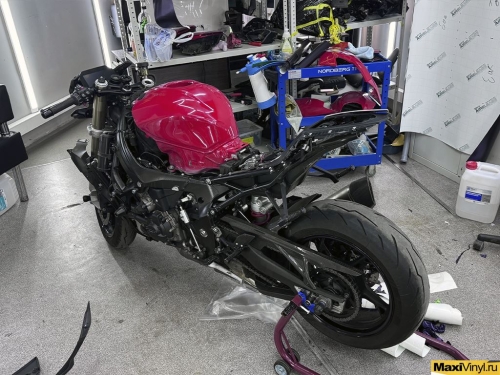 Оклейка BMW S1000RR в черно-фиолетовый хамелеон