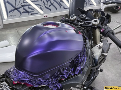 Оклейка BMW S1000RR в черно-фиолетовый хамелеон