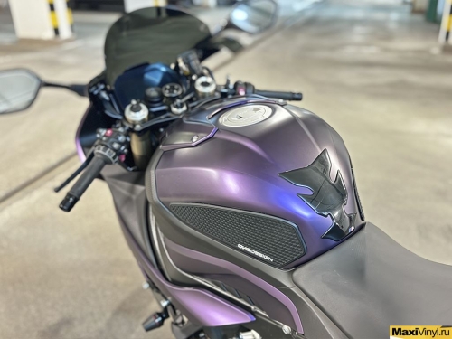 Оклейка BMW S1000RR в черно-фиолетовый хамелеон