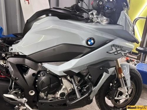 Оклейка BMW S1000XR в белый металлик