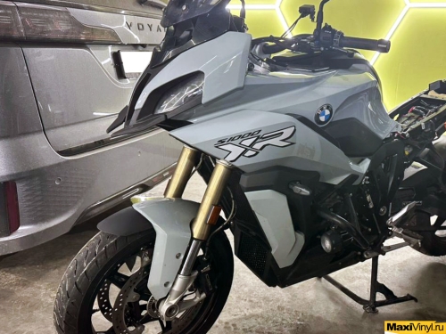 Оклейка BMW S1000XR в белый металлик