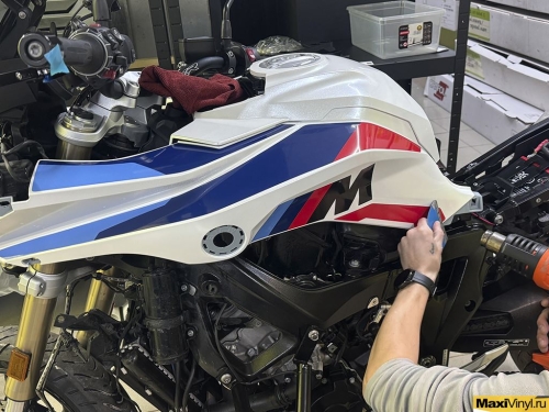 Оклейка BMW S1000XR в белый металлик