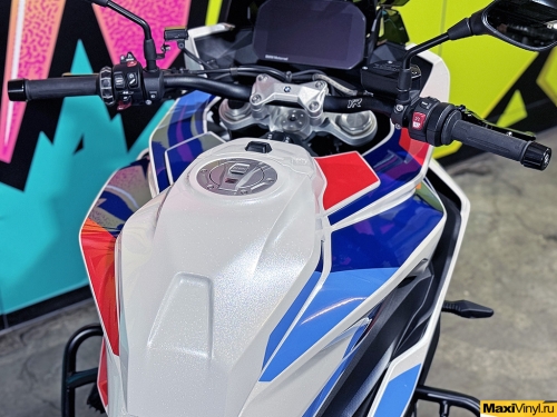 Оклейка BMW S1000XR в белый металлик