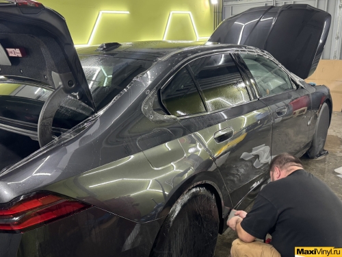 Полная оклейка BMW 5 G60 защитной полиуретановой пленкой