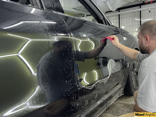 Полная оклейка LiXiang L9 в глянцевый полиуретан