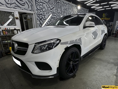 Полная оклейка Mercedes-Benz GLE Coupe в серый глянцевый полиуретан