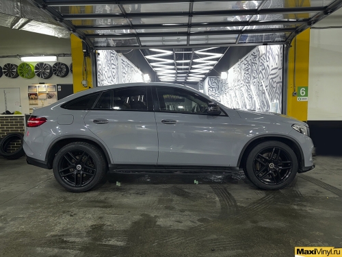 Полная оклейка Mercedes-Benz GLE Coupe в серый глянцевый полиуретан