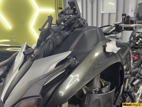 Оклейка трицикла Yamaha Niken серебристой пленкой