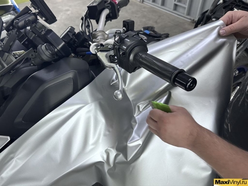 Оклейка трицикла Yamaha Niken серебристой пленкой