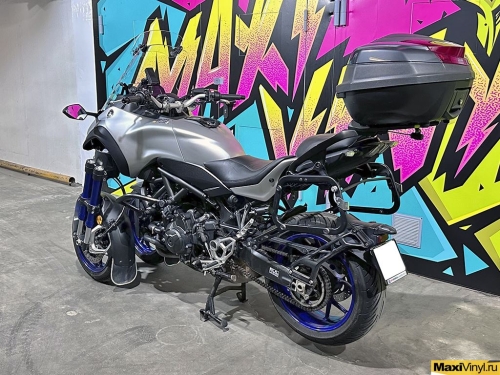 Оклейка трицикла Yamaha Niken серебристой пленкой