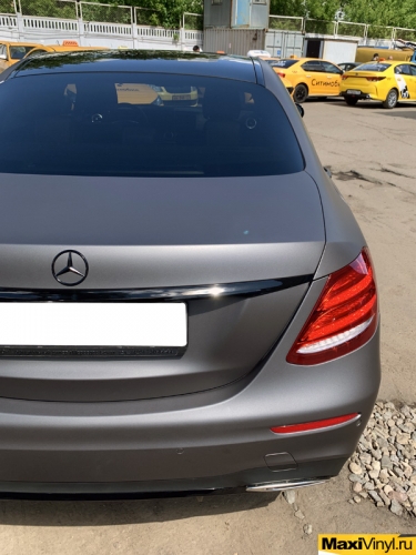 Полная оклейка Mercedes-Benz E class в серый матовый металлик 